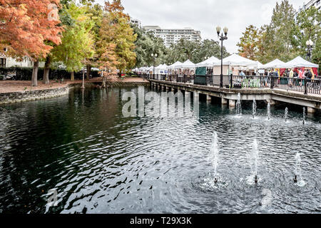 ORLANDO, FLORIDA, Stati Uniti d'America - Dicembre 2018: Farmers Market si trova all' angolo di viale centrale e Eola Drive, a Lake Eola Park, popolare destinati Foto Stock