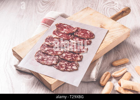 Tradizionale spagnolo iberico insaccato su tavola di legno, Spagnolo antipasto, Tapas. Foto Stock