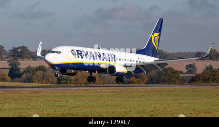 Ryanair Boeing 737 EI-DHS atterrando all'aeroporto di Londra-Luton LTN Foto Stock