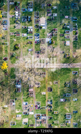 Antenna fuco veduta di una chiesa cimitero cimitero in Germania Foto Stock