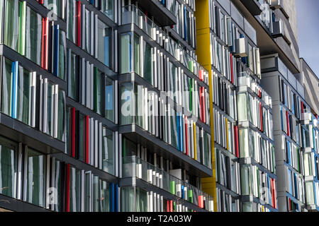 Primo piano della colorata facciata esterna in vetro di un edificio Nel nuovo sviluppo Nova a Sir Simon Milton Square ,Victoria London SW1 Foto Stock