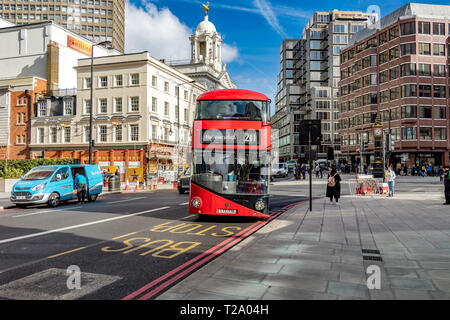 London Bus 211 sul suo cammino fino a Hammersmith a Victoria St, Londra SW1 Foto Stock