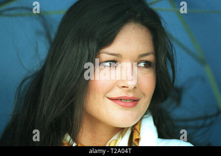 Catherine Zeta-Jones raffigurato all'Old Course, St Andrews rifugiandosi sotto un ombrello mentre il marito Michael Douglas ha svolto un pro-celebrity golf evento prima della Alfred Dunhill Cup. Foto Stock