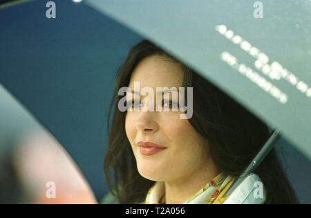 Catherine Zeta-Jones raffigurato all'Old Course, St Andrews rifugiandosi sotto un ombrello mentre il marito Michael Douglas ha svolto un pro-celebrity golf evento prima della Alfred Dunhill Cup. Foto Stock