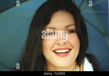 Catherine Zeta-Jones raffigurato all'Old Course, St Andrews rifugiandosi sotto un ombrello mentre il marito Michael Douglas ha svolto un pro-celebrity golf evento prima della Alfred Dunhill Cup. Foto Stock