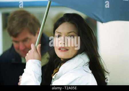 Catherine Zeta-Jones raffigurato all'Old Course, St Andrews rifugiandosi sotto un ombrello mentre il marito Michael Douglas ha svolto un pro-celebrity golf evento prima della Alfred Dunhill Cup. Foto Stock