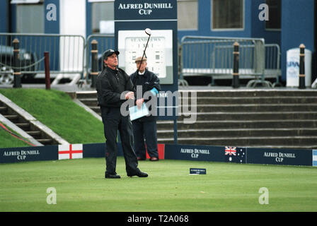 Michael Douglas raffigurato all'Old Course, St Andrews dove ha giocato un pro-celebrity golf evento prima della Alfred Dunhill Cup. Foto Stock