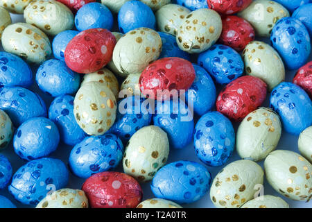 Uova di pasqua di cioccolato avvolto nel foglio di stagno Foto Stock