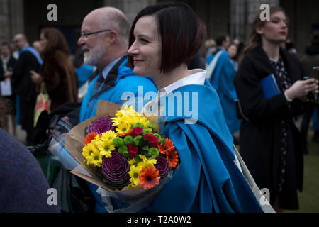 Neo laureati presso San Salvator della cappella di motivi all'Università di St Andrews, sul giorno di graduazione, 30 Novembre, 2016. Foto Stock