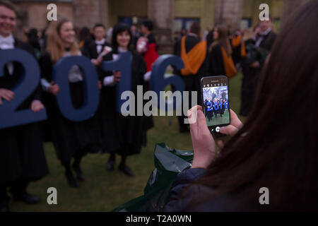 Neo laureati presso San Salvator della cappella di motivi all'Università di St Andrews, sul giorno di graduazione, 30 Novembre, 2016. Foto Stock