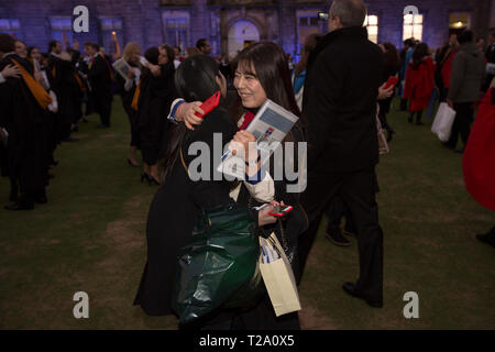 Neo laureati presso San Salvator della cappella di motivi all'Università di St Andrews, sul giorno di graduazione, 30 Novembre, 2016. Foto Stock