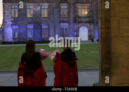 Neo laureati presso San Salvator della cappella di motivi all'Università di St Andrews, sul giorno di graduazione, 30 Novembre, 2016. Foto Stock