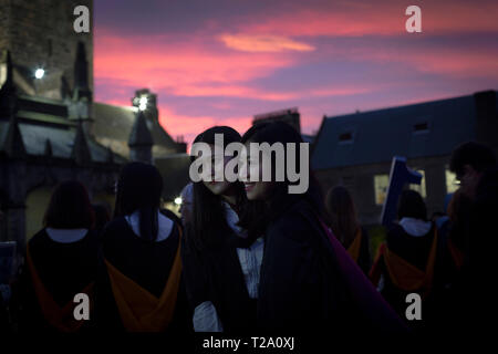 Neo laureati presso San Salvator della cappella di motivi all'Università di St Andrews, sul giorno di graduazione, 30 Novembre, 2016. Foto Stock