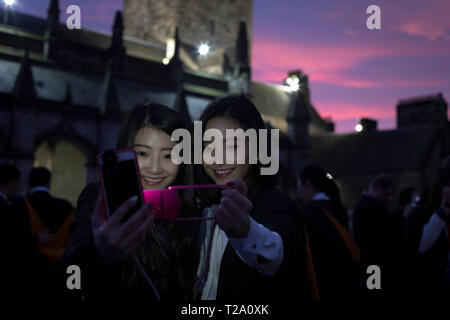 Neo laureati presso San Salvator della cappella di motivi all'Università di St Andrews, sul giorno di graduazione, 30 Novembre, 2016. Foto Stock