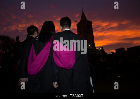 Neo laureati presso San Salvator della cappella di motivi all'Università di St Andrews, sul giorno di graduazione, 30 Novembre, 2016. Foto Stock