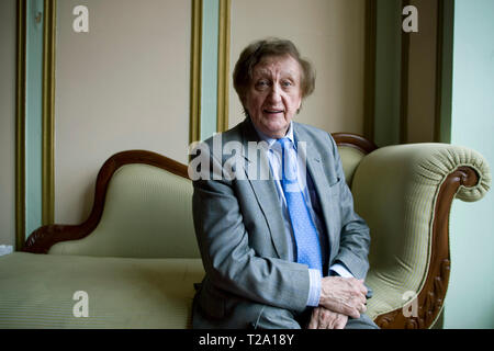 Veterano comico e cantautore Ken Dodd, raffigurato nella sua città di Liverpool durante una pausa nel touring. Dodd ha avuto molti colpi di registrazione, la creazione di grafici su diciannove occasioni nella Top 40 UK fin dai primi 1960s. Ha giocato al sell-out il pubblico in una serie di concerti in tutto il Regno Unito e realizzato numerose apparizioni televisive. Foto Stock