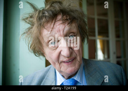 Veterano comico e cantautore Ken Dodd, raffigurato nella sua città di Liverpool durante una pausa nel touring. Dodd ha avuto molti colpi di registrazione, la creazione di grafici su diciannove occasioni nella Top 40 UK fin dai primi 1960s. Ha giocato al sell-out il pubblico in una serie di concerti in tutto il Regno Unito e realizzato numerose apparizioni televisive. Foto Stock
