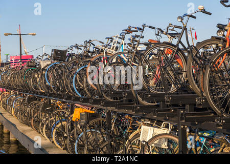 Amsterdam, Paesi Bassi - 02 Settembre 2018: a due livelli il parcheggio delle biciclette in Amsterdam, Paesi Bassi Foto Stock