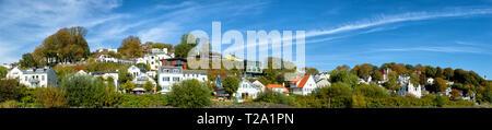 Panorama dell'esclusiva area resedential Blankenese sul fiume Elba a Amburgo, Germania. Foto Stock