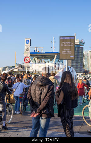 Amsterdam, Paesi Bassi - 02 Settembre 2018: il caricamento di passeggeri su IJplein fermata di traghetto in Amstedam Noord, Paesi Bassi Foto Stock