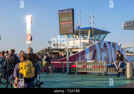 Amsterdam, Paesi Bassi - 02 Settembre 2018: il caricamento di passeggeri su IJplein fermata di traghetto in Amstedam Noord, Paesi Bassi Foto Stock