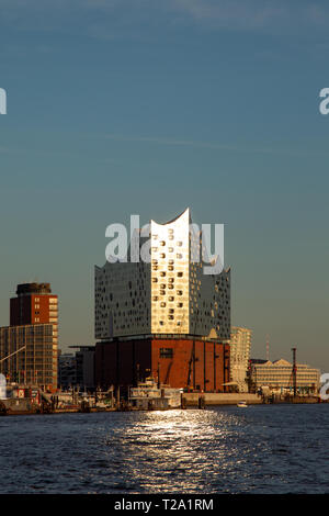 La Elbphilharmonie, la moderna sala da concerto e punto di riferimento nel porto di Amburgo, Germania. Foto Stock