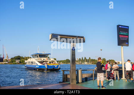 Amsterdam, Paesi Bassi - 02 Settembre 2018: Passeggeri su IJplein fermata di traghetto in Amstedam, Paesi Bassi Foto Stock