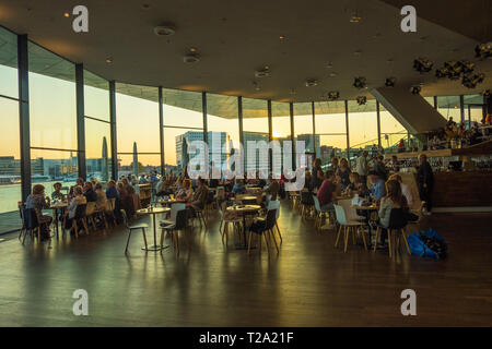 Amsterdam, Paesi Bassi - 02 Settembre 2018: turisti e residenti della città di riposare in ambienti chiusi gli occhi film museum e Istituto in Amsterdam Noord Netherlands Foto Stock