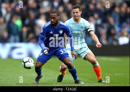 Cardiff City's Junior Hoilett (sinistra) del Chelsea Cesar Azpilicueta battaglia per la palla durante il match di Premier League al Cardiff City Stadium di Cardiff. Foto Stock