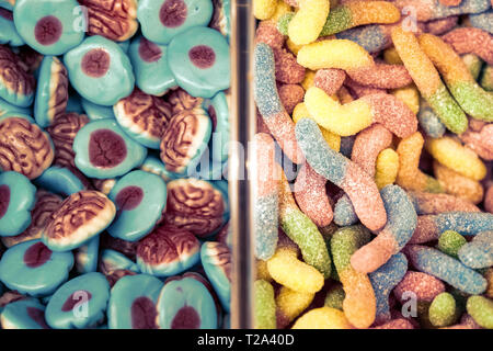 Lecca lecca colorati e di diversi colori caramella rotonda. Vista dall'alto. Foto Stock