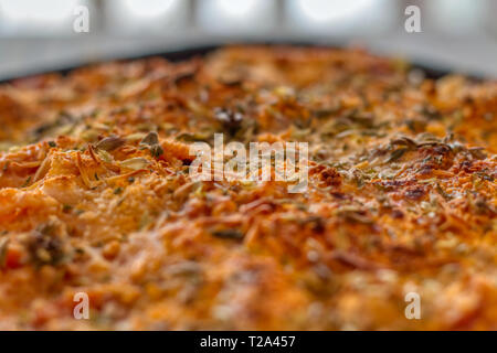 Close-up di pasta gratinate con formaggio e origano Foto Stock