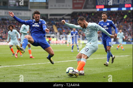 Cardiff City's Sean Morrison (sinistra) e del Chelsea Eden luci di battaglia per la palla durante il match di Premier League al Cardiff City Stadium di Cardiff. Foto Stock