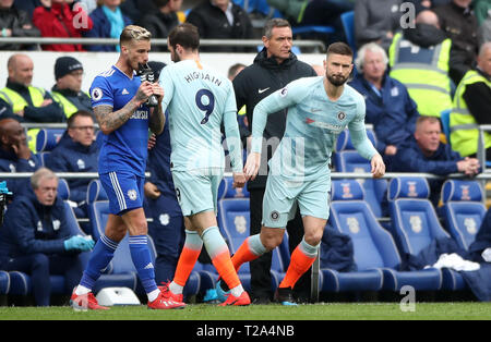 Chelsea di Gonzalo Higuain è sostituito off per Olivier Giroud durante il match di Premier League al Cardiff City Stadium di Cardiff. Foto Stock