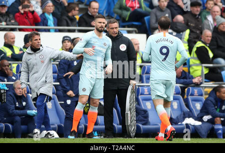 Chelsea di Gonzalo Higuain è sostituito off per Olivier Giroud durante il match di Premier League al Cardiff City Stadium di Cardiff. Foto Stock