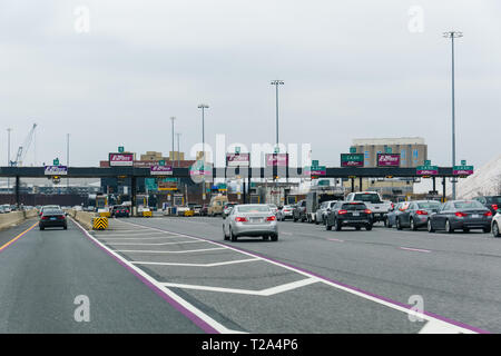 Baltimore, MD - Marzo 9, 2019: direzione sud sulla Route 95, questo casello stazione proprio prima del tunnel accetta e-ZPass. Foto Stock