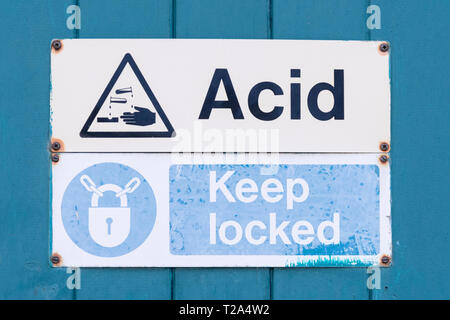 Sostanze chimiche pericolose / chimico pericolo cartello segnaletico. Ustioni chimiche concetto, metafora ustioni chimiche, fabbrica cartelli di avvertimento, la salute e la sicurezza sul luogo di lavoro. Foto Stock