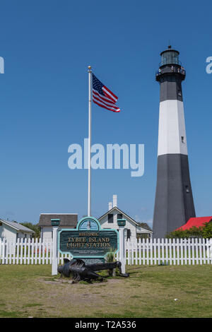 Tybee Island, GA - Aprile 13, 2018: la storica Tybee Island Luce è il più antico faro in Georgia e si trova all'entrata della savana R Foto Stock