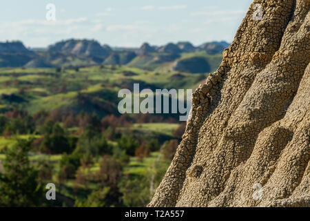 Hoodoo Close Up con più Hoodoos in background in North Dakota badlands Foto Stock