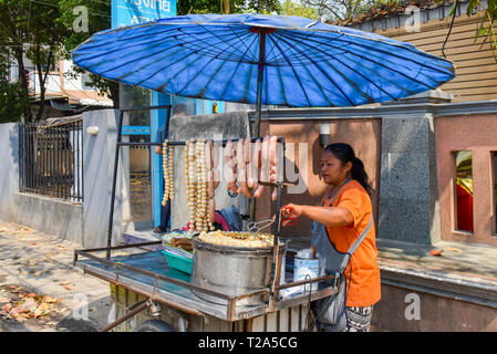 Cibo di strada il fornitore, la città vecchia di Chiang Mai, Thailandia Foto Stock