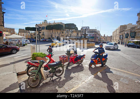 Auto e moto a St Francis Square, Gozo, Malta Foto Stock