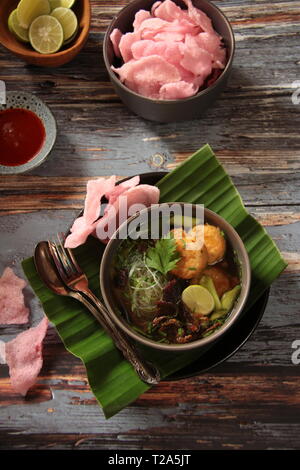 Soto Padang. Carne tradizionale zuppa a scatti da Padang, a ovest di Sumatra Foto Stock