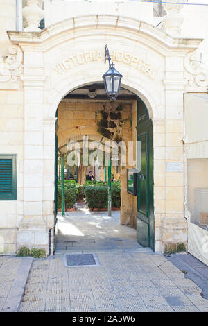 Arco che conduce al Victoria Hospital, Gozo, Malta Foto Stock