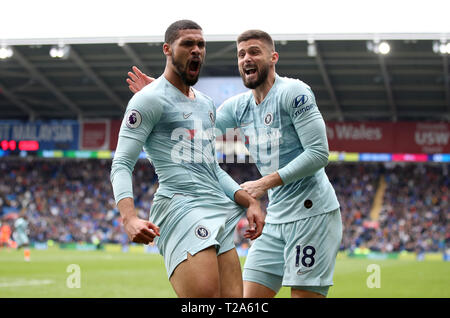 Chelsea Ruben Loftus-Cheek (sinistra) punteggio celebra il suo lato il secondo obiettivo del gioco durante il match di Premier League al Cardiff City Stadium di Cardiff. Foto Stock