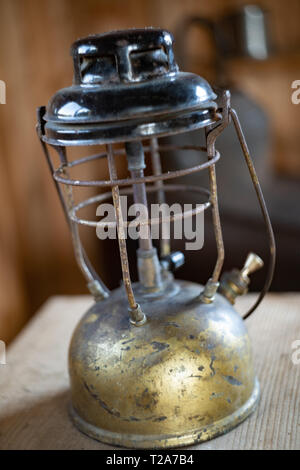 Lampada a gas in un cacciatore di animali da pelliccia capanno / cabina Foto Stock