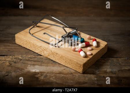 Farmaci in un mouse in legno trappola. Foto Stock