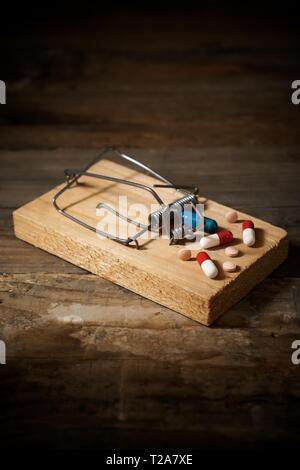 Farmaci in un mouse in legno trappola. Foto Stock