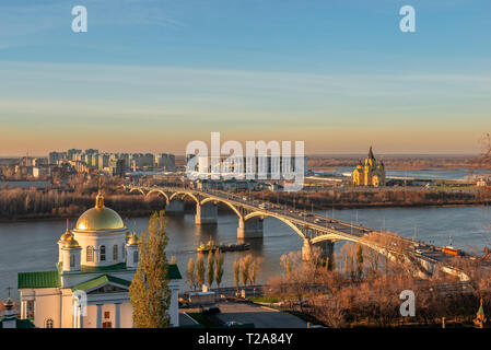 Paesaggio urbano e il ponte sul fiume Oka nella luce del tramonto. Nizhny Novgorod, Russia Foto Stock