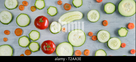 Wide photo verdure su sfondo di legno. Vista dall'alto di cetrioli e pomodori, zucchine, carote. Foto Stock