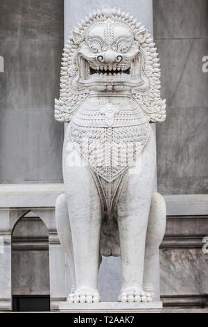 Leone in marmo di Wat Benchamabophit, Bangkok, Thailandia. Foto Stock