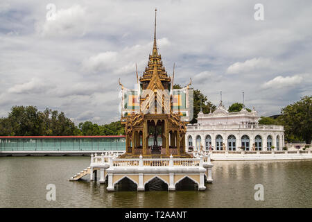 Ponte Saovarod, Floating Pavilion e Gate Tevaraj-Kanlai di Bang Pa-In Palace, Ayutthaya, Thailandia. Foto Stock